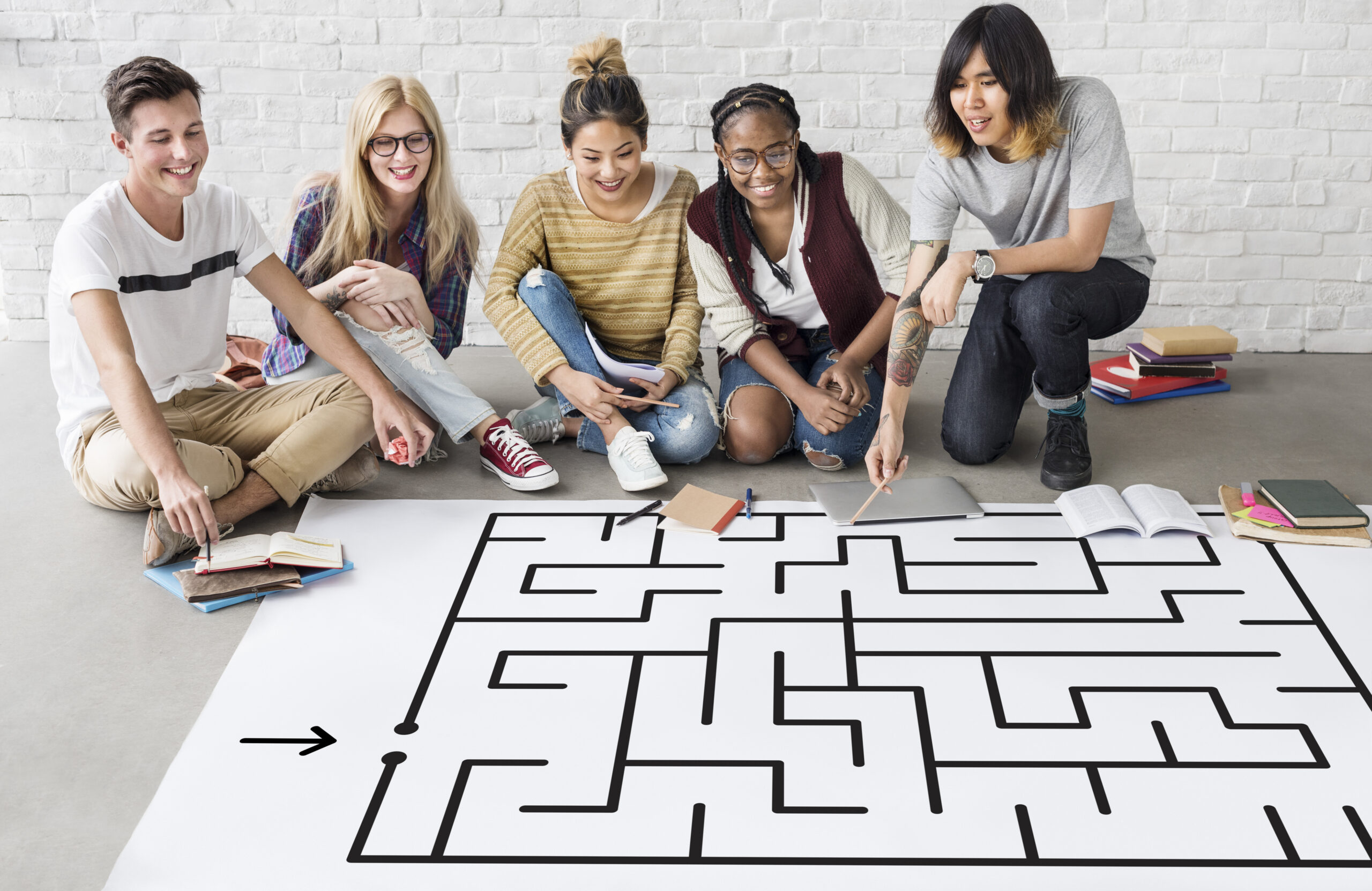 gioco labirinto con ragazzi seduti a terra