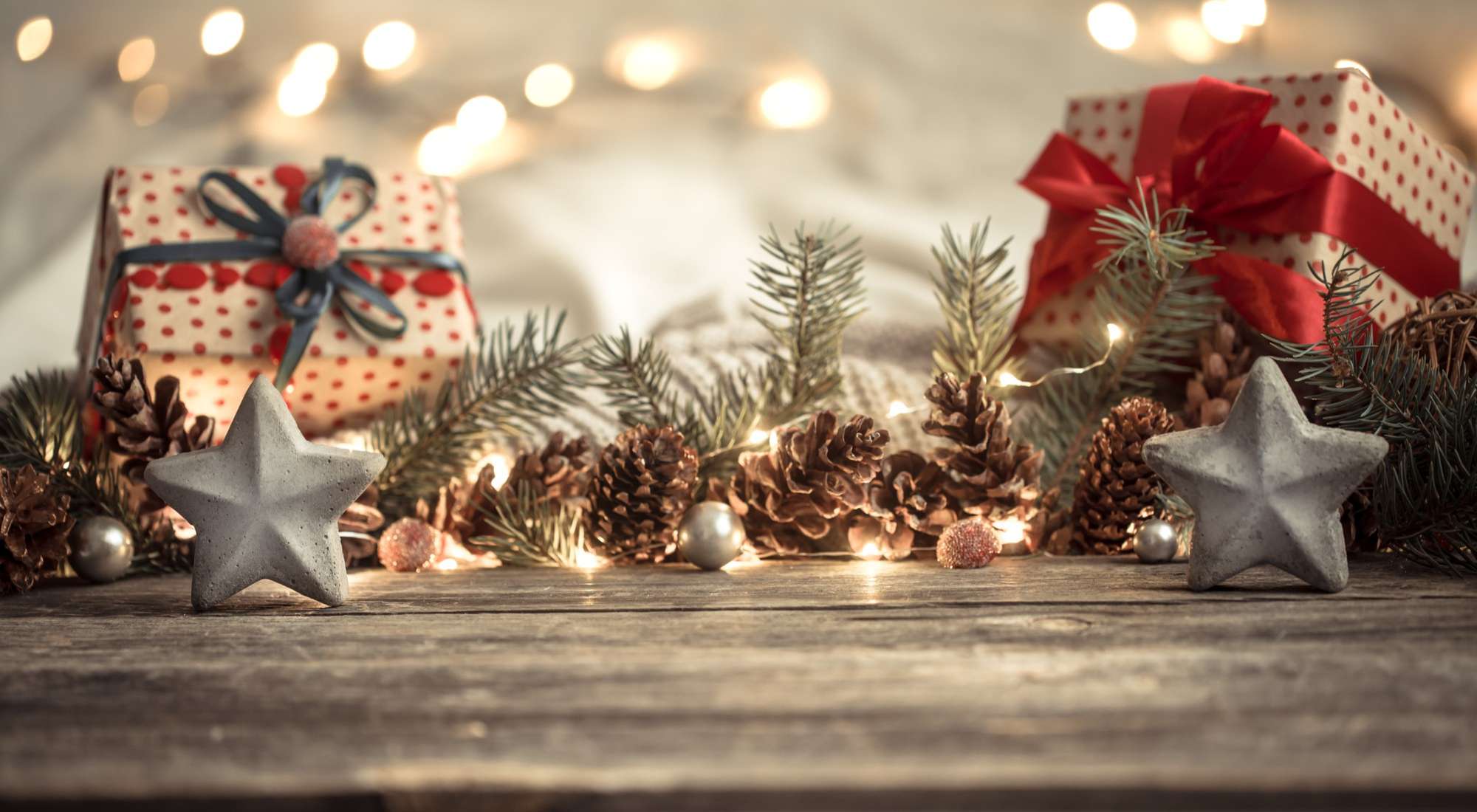 pacchi regalo e decorazioni natale