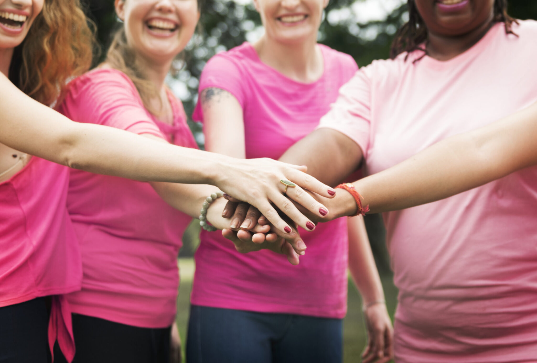 gruppo donne mani rosa